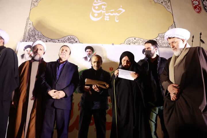 تصاویر / حضور امام جمعه قزوین واقشار مختلف مردم استان در مقابل منازل شهدای جنگ تحمیلی اخیر