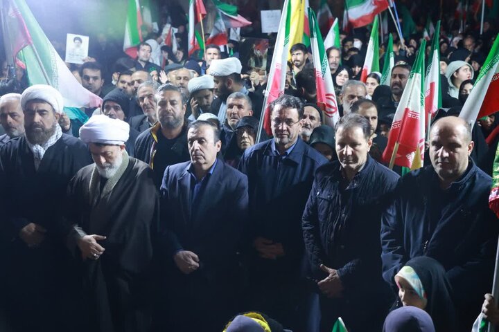 تصاویر / حضور امام جمعه قزوین واقشار مختلف مردم استان در مقابل منازل شهدای جنگ تحمیلی اخیر