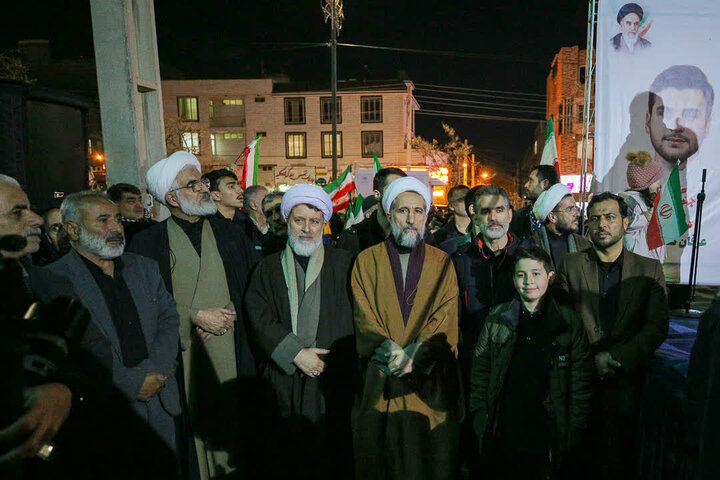 تصاویر / حضور امام جمعه قزوین واقشار مختلف مردم استان در مقابل منازل شهدای جنگ تحمیلی اخیر