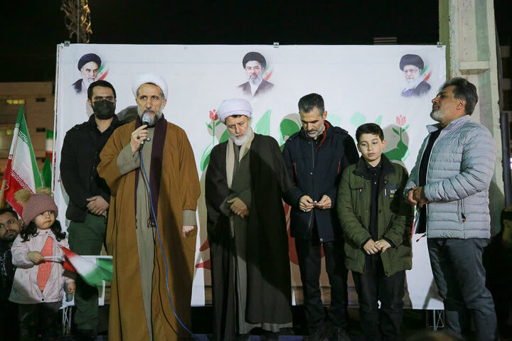 تصاویر / حضور امام جمعه قزوین واقشار مختلف مردم استان در مقابل منازل شهدای جنگ تحمیلی اخیر
