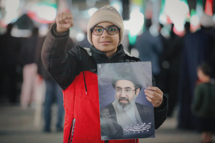تصاویر/ مشت گره کرده کودکان کرمانی