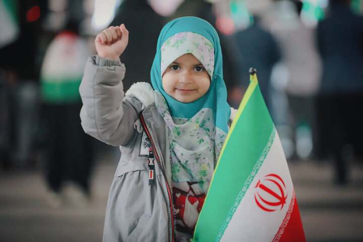 تصاویر/ مشت گره کرده کودکان کرمانی