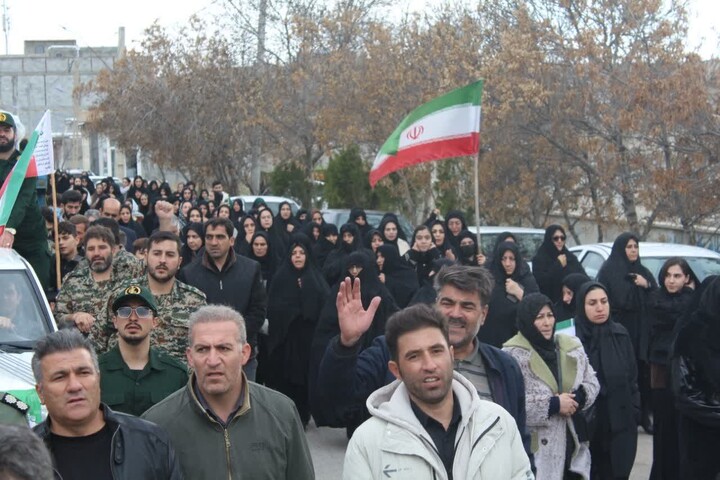 تصاویر / مراسم تشییع پیکر شهید طلبه تراب فرجی و فرزندش شهیدش مهدی فرجی در شهرستان هشترود