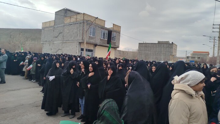 تصاویر / مراسم تشییع پیکر شهید طلبه تراب فرجی و فرزندش شهیدش مهدی فرجی در شهرستان هشترود