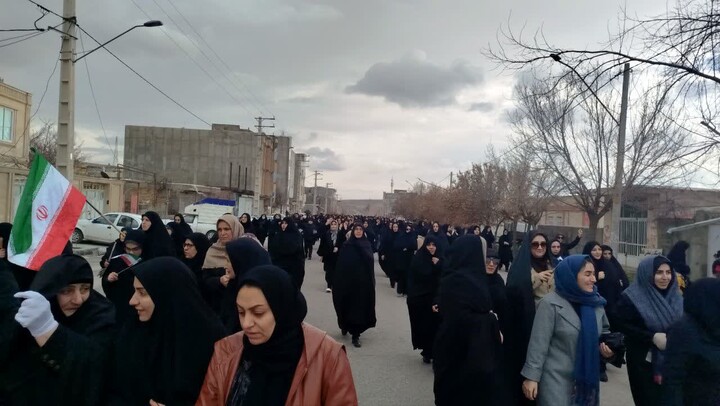تصاویر / مراسم تشییع پیکر شهید طلبه تراب فرجی و فرزندش شهیدش مهدی فرجی در شهرستان هشترود