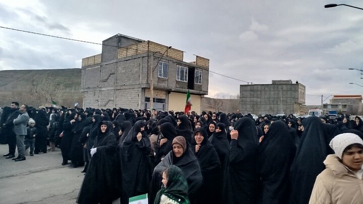 تصاویر / مراسم تشییع پیکر شهید طلبه تراب فرجی و فرزندش شهیدش مهدی فرجی در شهرستان هشترود
