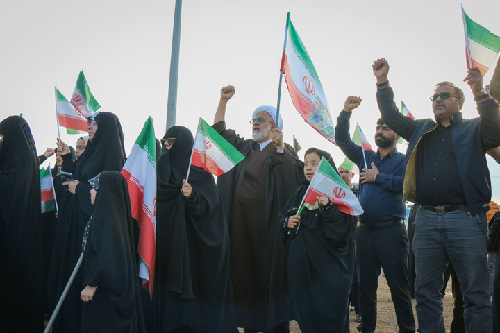 تصاویر/ اهتزار پرچم مقدّس جمهوری اسلامی ایران در میدان آل یاسین جمکران