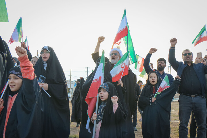 تصاویر/ اهتزار پرچم مقدّس جمهوری اسلامی ایران در میدان آل یاسین جمکران