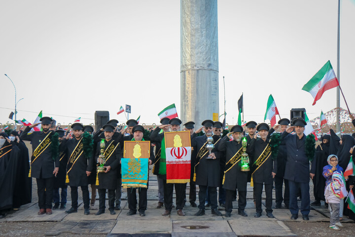 تصاویر/ اهتزار پرچم مقدّس جمهوری اسلامی ایران در میدان آل یاسین جمکران