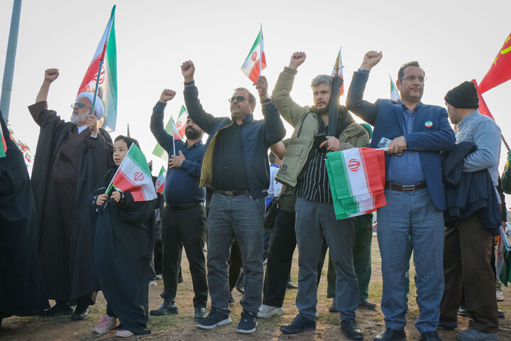 تصاویر/ اهتزار پرچم مقدّس جمهوری اسلامی ایران در میدان آل یاسین جمکران