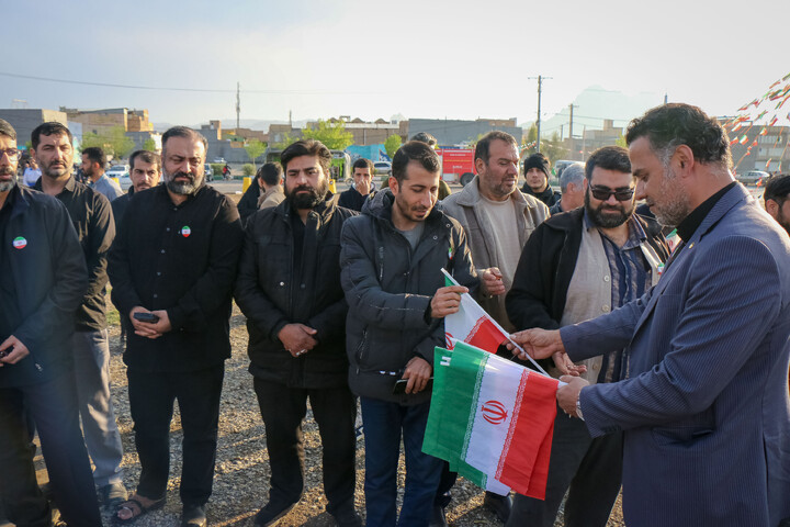 تصاویر/ اهتزار پرچم مقدّس جمهوری اسلامی ایران در میدان آل یاسین جمکران