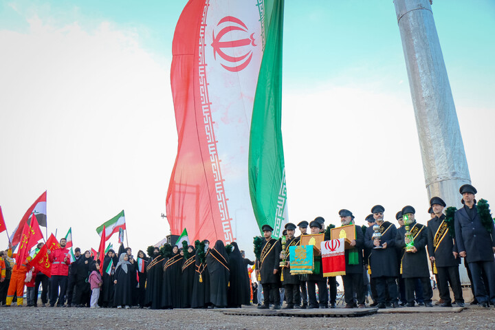 تصاویر/ اهتزار پرچم مقدّس جمهوری اسلامی ایران در میدان آل یاسین جمکران