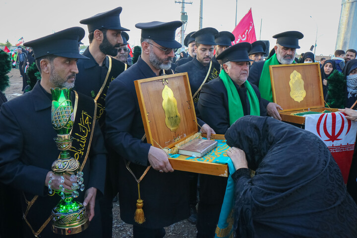تصاویر/ اهتزار پرچم مقدّس جمهوری اسلامی ایران در میدان آل یاسین جمکران