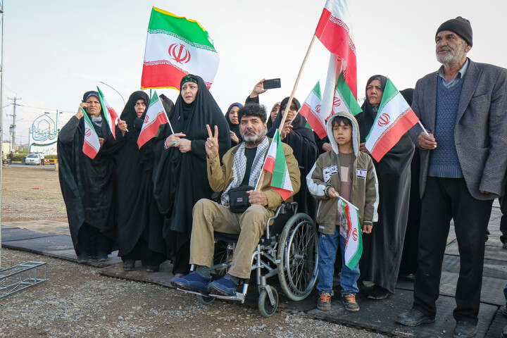 تصاویر/ اهتزار پرچم مقدّس جمهوری اسلامی ایران در میدان آل یاسین جمکران