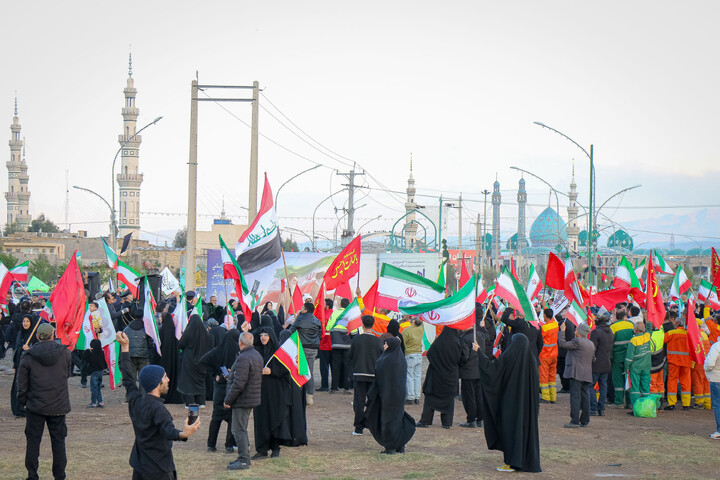 تصاویر/ اهتزار پرچم مقدّس جمهوری اسلامی ایران در میدان آل یاسین جمکران