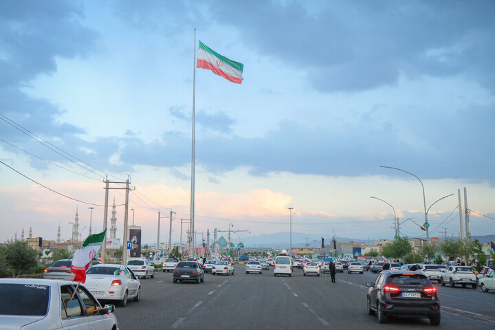 تصاویر/ کاروان بزرگ خودرویی مدافعان حرم جمهوری اسلامی ایران، منتظران ظهور در قم