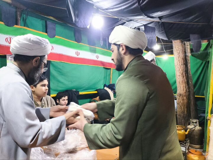 تصاویر | فعالیت موکب مدرسه علمیه المهدی(عج) آران و بیدگل در تجمعات شبانه