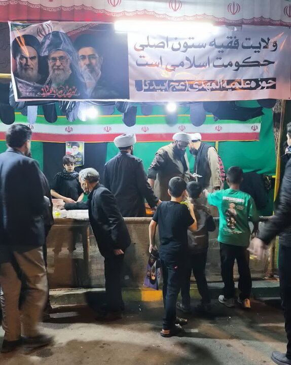 تصاویر | فعالیت موکب مدرسه علمیه المهدی(عج) آران و بیدگل در تجمعات شبانه