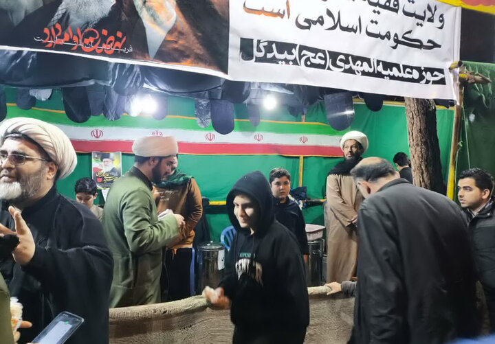 تصاویر | فعالیت موکب مدرسه علمیه المهدی(عج) آران و بیدگل در تجمعات شبانه