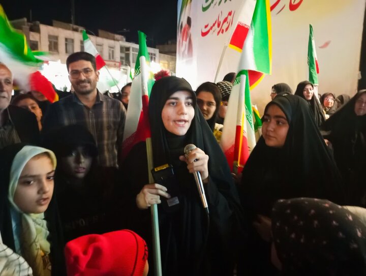 تصاویر/ تریبون آزاد گفت‌وگوی مردمی در راهپیمایی شب‌های اقتدار کاشان