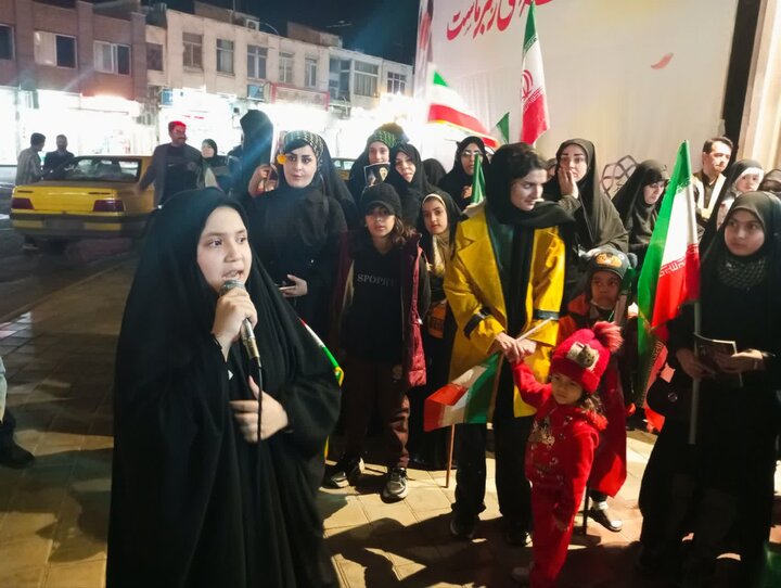 تصاویر/ تریبون آزاد گفت‌وگوی مردمی در راهپیمایی شب‌های اقتدار کاشان