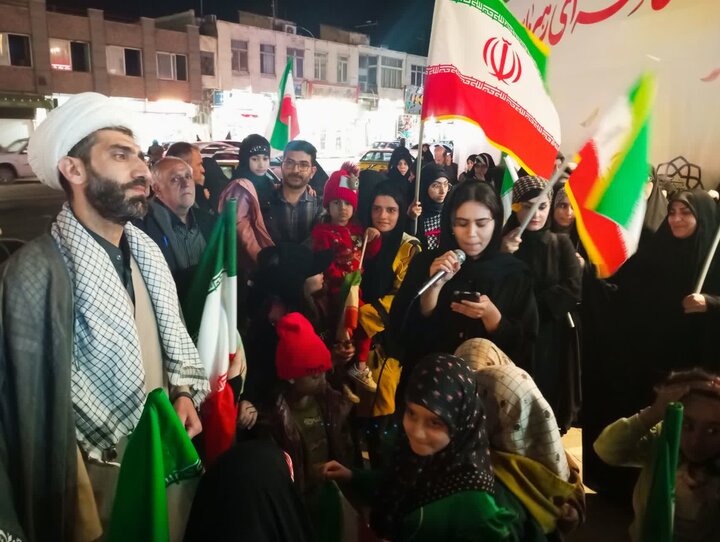 تصاویر/ تریبون آزاد گفت‌وگوی مردمی در راهپیمایی شب‌های اقتدار کاشان
