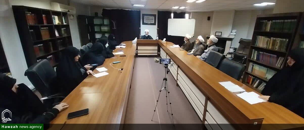 نقش بی بدیل بانوان در عرصه جهاد تبیین در بحران های جنگ