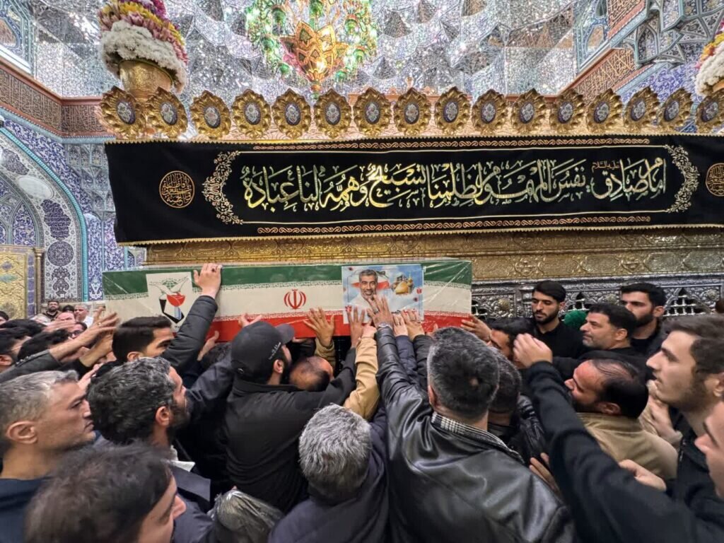 تصاویر/ طواف پیکر دو شهید حملات آمریکایی صهیونی بر گرد ضریح مطهر بانوی کرامت