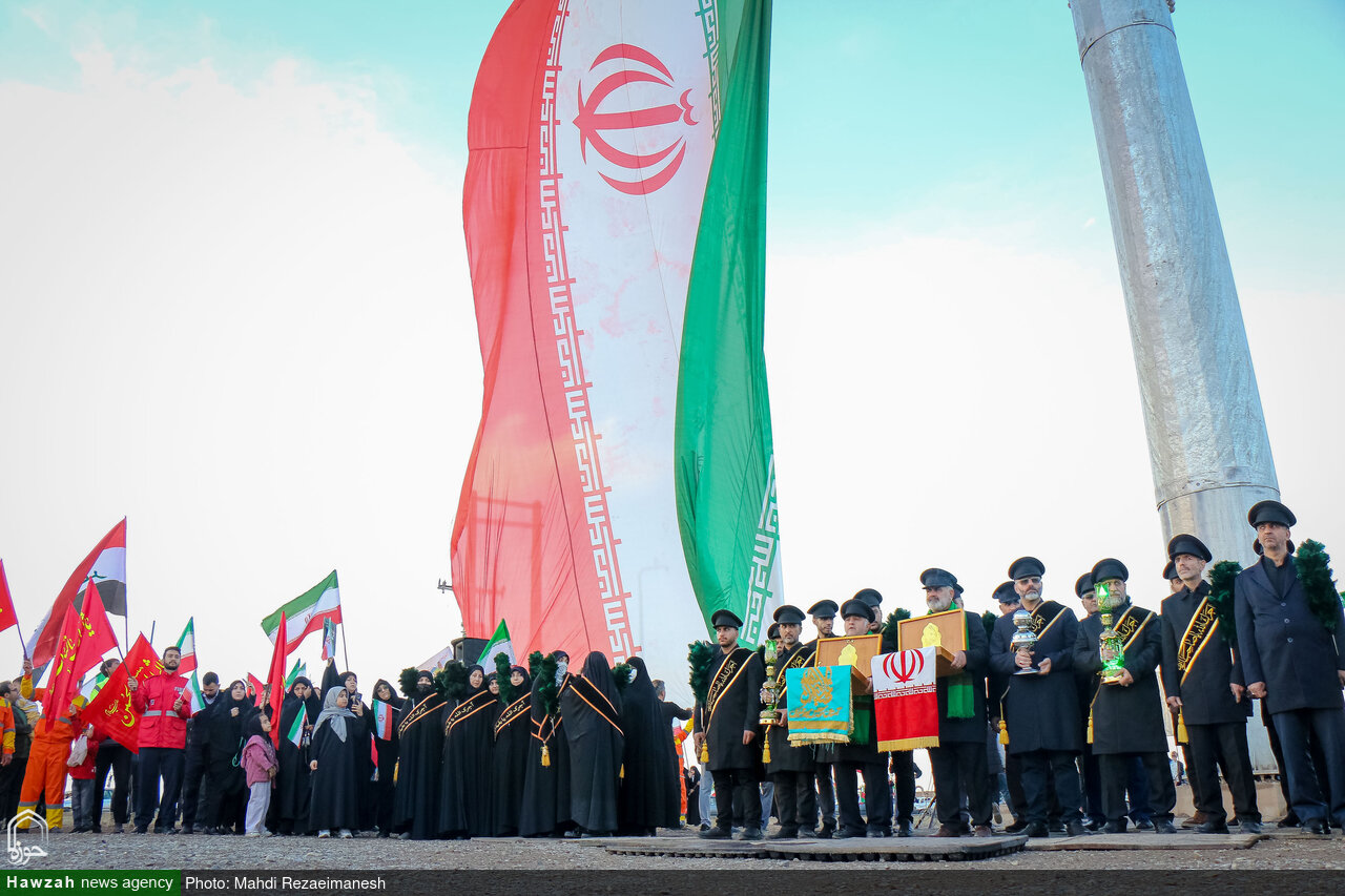 تصاویر/ اهتزار پرچم مقدّس جمهوری اسلامی ایران در میدان آل یاسین جمکران