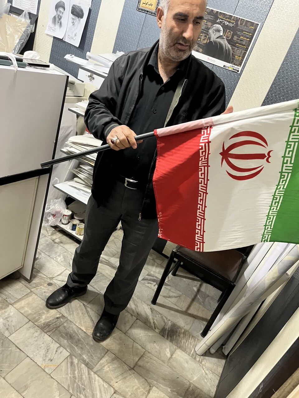 توزیع ۳۰۰پرچم جمهوری اسلامی بین مردم کاشان