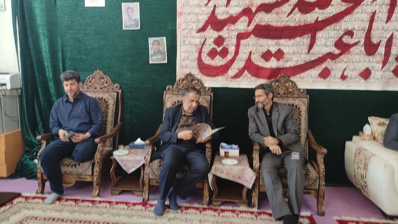 تجلیل از خانواده شهید حسین‌خانی از شهدای جنگ رمضان در کرمان+عکس