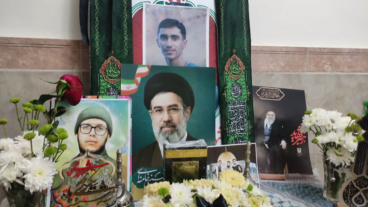 تصاویر دیدار با خانواده شهید محمدمهدی حسین‌خانی از شهدای نوجوان کرمان