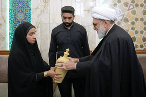 قلک های نذری دو دانشآموز شهید مدرسه میناب به حرم امام رضا(ع) اهدا شد+تصاویر