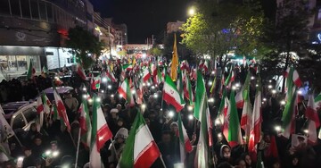 فیلم | برش‌هایی از حضور مردم قم در شب ۱۲ فروردین