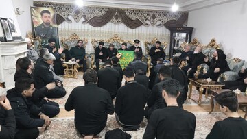 فیلم| حضور خادمان امام مهربانی‌ها در میان آسیب‌دیدگان جنگی ارومیه؛ تسلی قلب‌ها در زیر سایه امام رئوف