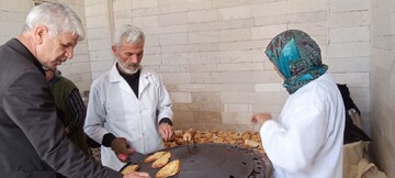 تصاویر/ پخت نان زردی برای رزمندگان دفاع مقدس در جوشقان قالی