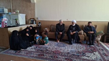 دیدار کادر و طلاب مدرسه علمیه ریحانه‌النبی(س) رفسنجان با خانواده شهیده صلحی‌زاده+ عکس