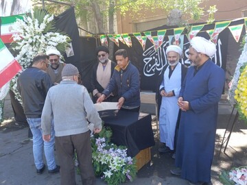 تصاویر/ پذیرایی موکب هیئت منتظران ظهور مدرسه علمیه آیت‌الله مصطفوی(ره) کاشان از مردم
