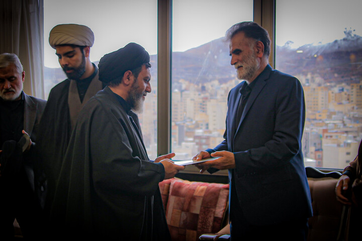 تصاویر/ تجلیل طلاب همدانی از ایثار خانواده شهدا