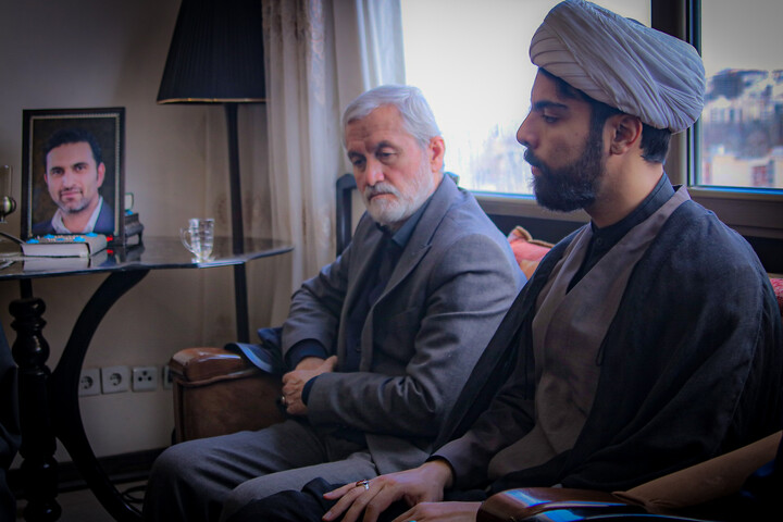 تصاویر/ تجلیل طلاب همدانی از ایثار خانواده شهدا