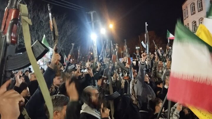 تصاویر/ تجمع حماسی مردم باروق در شب تولد جمهوری اسلامی ایران