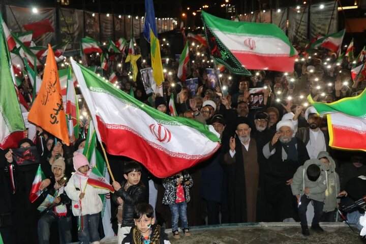 تصاویر/ تجمع مردم شهرستان ماکو در شب تولد جمهوری اسلامی در حمایت از نیروهای مسلح و نظام اسلامی