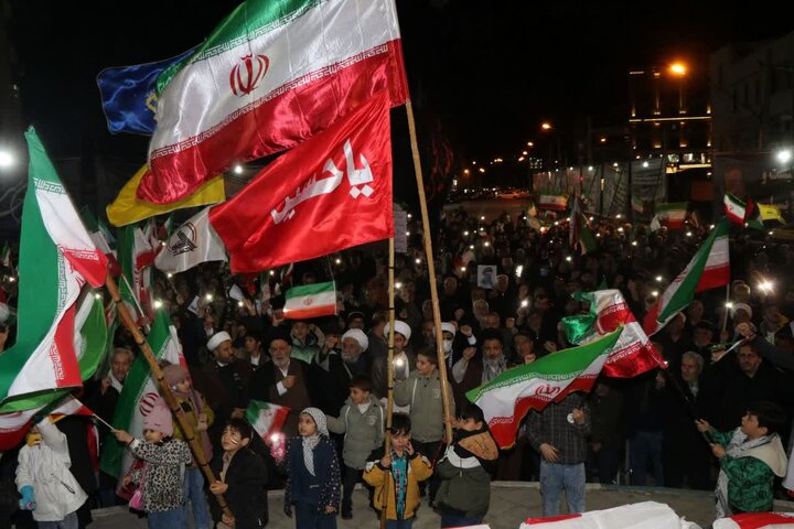 تصاویر/ تجمع مردم شهرستان ماکو در شب تولد جمهوری اسلامی در حمایت از نیروهای مسلح و نظام اسلامی