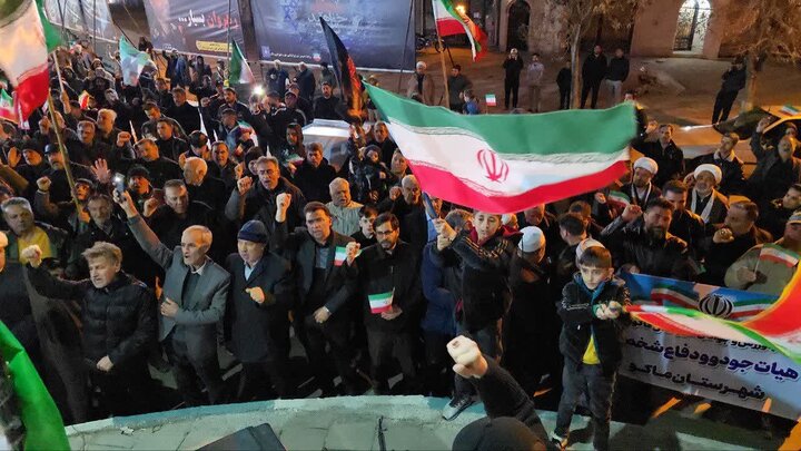 تصاویر/ تجمع مردم شهرستان ماکو در شب تولد جمهوری اسلامی در حمایت از نیروهای مسلح و نظام اسلامی