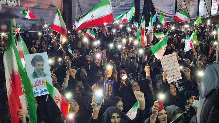 تصاویر/ تجمع مردم شهرستان ماکو در شب تولد جمهوری اسلامی در حمایت از نیروهای مسلح و نظام اسلامی
