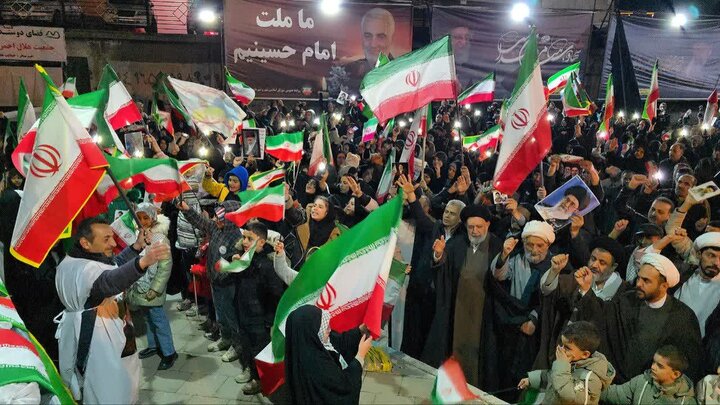 تصاویر/ تجمع مردم شهرستان ماکو در شب تولد جمهوری اسلامی در حمایت از نیروهای مسلح و نظام اسلامی