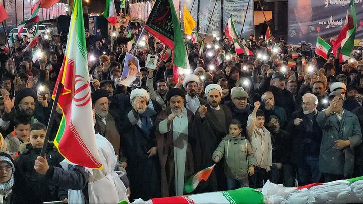 تصاویر/ تجمع مردم شهرستان ماکو در شب تولد جمهوری اسلامی در حمایت از نیروهای مسلح و نظام اسلامی