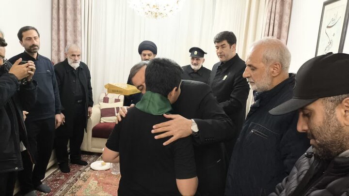 تصاویر/ دیدار خادمیاران رضوی با خانواده شهدای جنگ رمضان در ارومیه