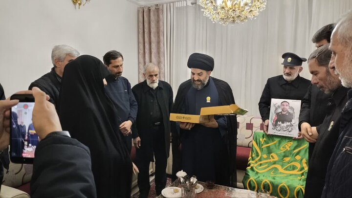 تصاویر/ دیدار خادمیاران رضوی با خانواده شهدای جنگ رمضان در ارومیه