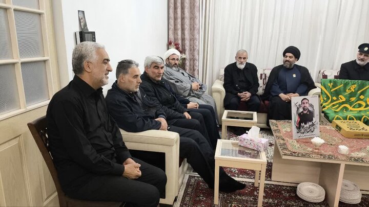 تصاویر/ دیدار خادمیاران رضوی با خانواده شهدای جنگ رمضان در ارومیه